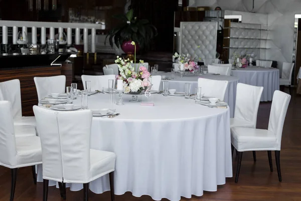 Tafel Van Event Witte Restaurant Geserveerd Versierd Met Delicate Verse — Stockfoto