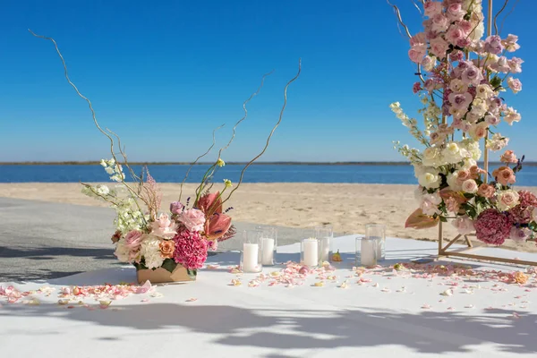 Evenement Decoratie Bruiloft Chuppa Aan Rivier Versierd Met Verse Bloemen — Stockfoto