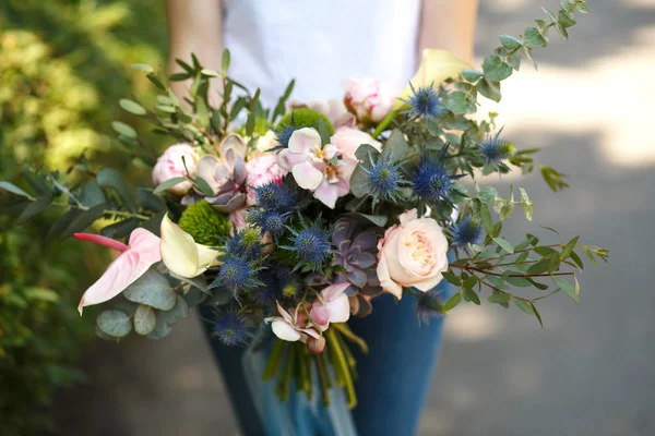 Primo Piano Donna Fiorista Decoratore Tenere Bel Mazzo Fiori Freschi — Foto Stock