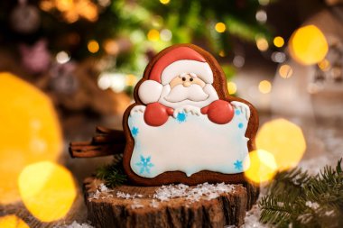 Geleneksel yemek fırını. Zencefilli Noel Baba Noel Baba. Fotokopi alanı olan, hoş, sıcak süslemeli, çelenkli Noel Baba..