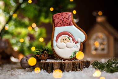 Geleneksel yemek fırını. Zencefilli Noel Baba eldiveni sıcacık süslemeli ve çelenkli.
