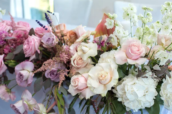 Evento Mesa Restaurante Blanco Servido Decorado Con Delicadas Flores Frescas — Foto de Stock