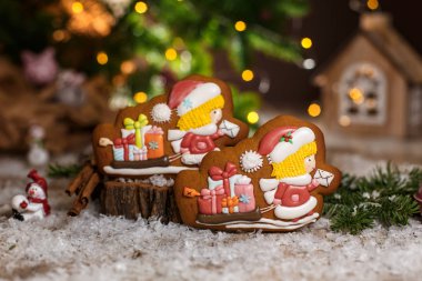 Geleneksel yemek fırını. Zencefilli çörek, iki Noel postacısı ve çiçek ışıklarıyla süslü sıcacık süslemeli bir kızak..