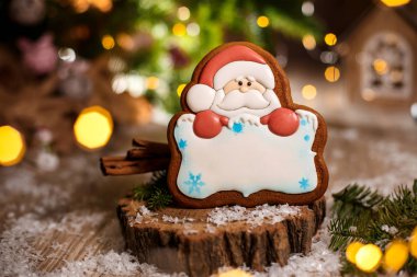 Geleneksel yemek fırını. Zencefilli Noel Baba Noel Baba. Fotokopi alanı olan, hoş, sıcak süslemeli, çelenkli Noel Baba..