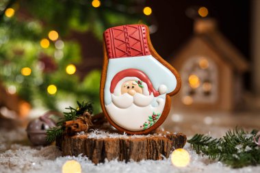Geleneksel yemek fırını. Zencefilli Noel Baba eldiveni sıcacık süslemeli ve çelenkli.
