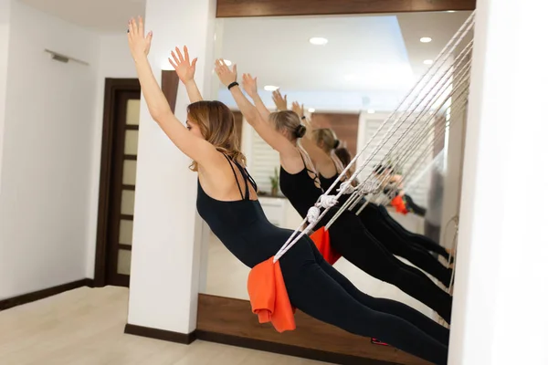 Kadınlar Jimnastik Salonunda Halatlarla Yoga Yapıyor Formda Sağlıklı Yaşam Tarzı — Stok fotoğraf