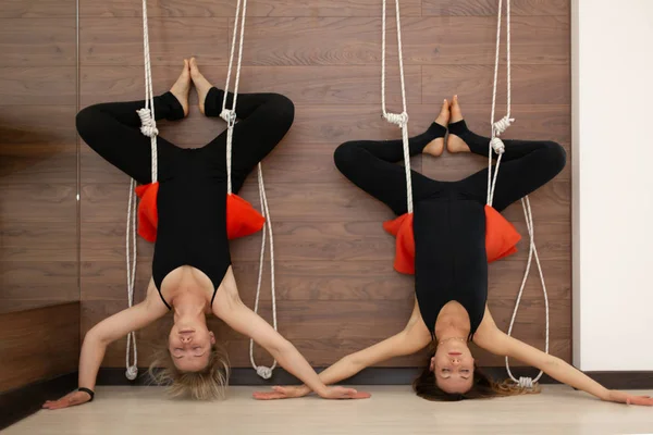 Wanita Berdiri Terbalik Berlatih Yoga Pada Tali Peregangan Gym Fit — Stok Foto
