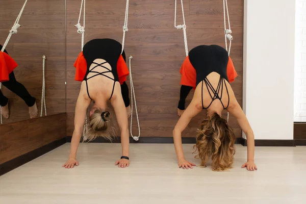 Wanita Berlatih Yoga Pada Tali Peregangan Gym Fit Wellness Gaya — Stok Foto
