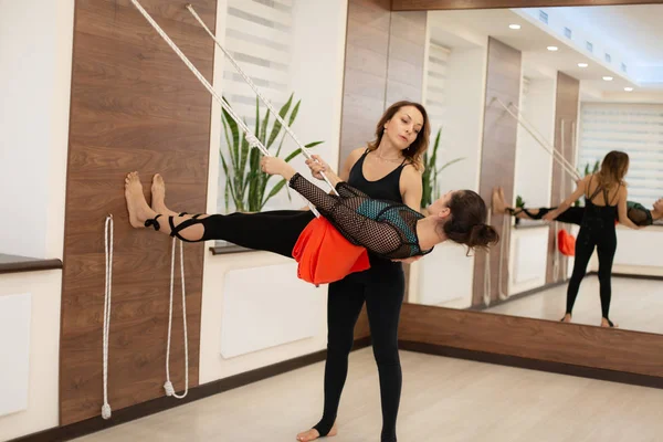 Pelatih Membantu Wanita Berlatih Yoga Pada Tali Yang Membentang Gym — Stok Foto