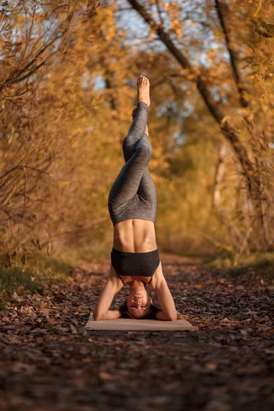 Mujer Joven Practicando Yoga Parque Otoñal Con Hojas Amarillas Deportes — Foto de Stock