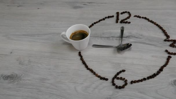 Tijd Drinken Koffie Het Horloge Wijzerplaat Van Koffiebonen Aangelegd Een — Stockvideo