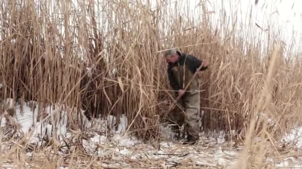 Aldeano Macho Lago Congelado Cubierto Nieve Corta Las Cañas Secas — Vídeos de Stock