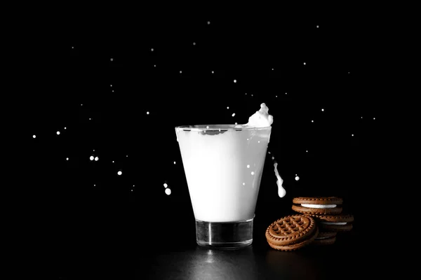 Всплеск Стакане Молока Шоколадное Печенье Черном Фоне — стоковое фото
