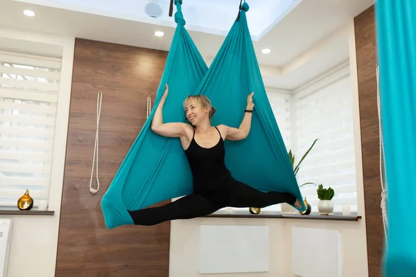 Vrouw Doet Vliegen Yoga Stretching Oefeningen Hangmat Fit Wellness Levensstijl — Stockfoto