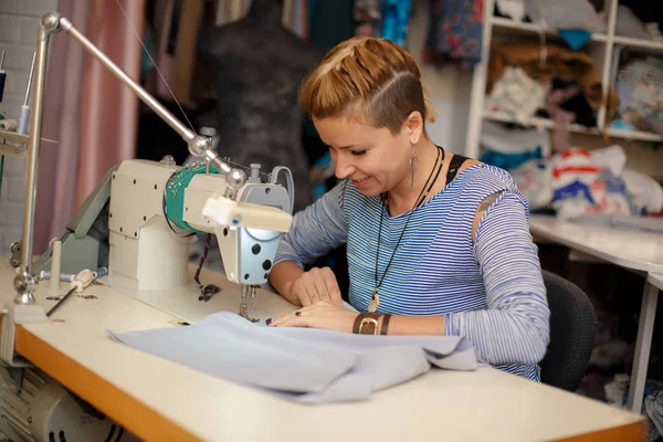 Pembuat Gaun Pirang Wanita Muda Bekerja Pada Mesin Jahit Industri — Stok Foto