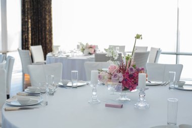 Olay beyaz Restoran tablo görev yaptı ve hassas taze çiçeklerle süslenmiş.
