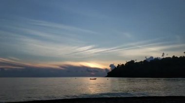 Bali adası, Ubud / Endonezya- 02 Mart 2018: Ubud'da kraliyet yakma töreninde geleneksel Bali dansı