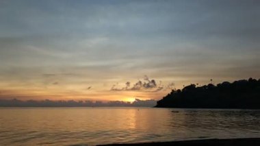 Bali adası, Ubud / Endonezya- 02 Mart 2018: Ubud'da kraliyet yakma töreninde geleneksel Bali dansı