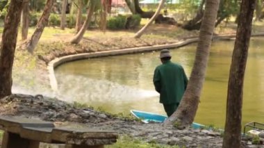 Bali adası, Ubud / Endonezya- 02 Mart 2018: Ubud'da kraliyet yakma töreninde geleneksel Bali dansı