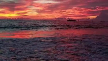 Kırmızı yanan günbatımı romantik okyanus plaj