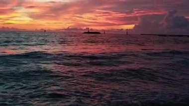 Kırmızı yanan günbatımı romantik okyanus plaj