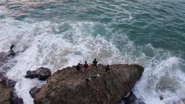 Four Guys Fishing Rods Fishing Big Sea Rock Which Camera — Stok video