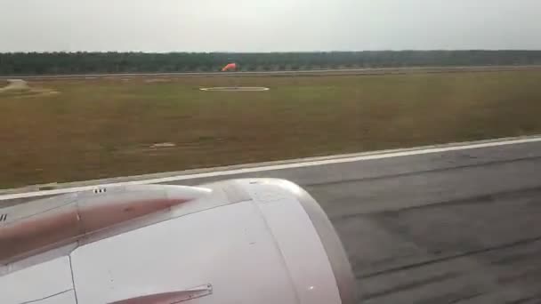 Avião Aterrissa Pista Vista Asa Com Turbina Aeronave Tiro Timelapse — Vídeo de Stock