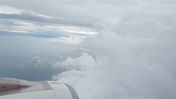 从飞机窗户看到的波夫百叶窗和天空 — 图库视频影像
