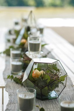 Taze sulu ve gül çiçekli Floraryum şenlik masası süslemesi. Olay taze çiçek süslemesi. Çiçekçi iş akışı. Düğün töreni tasarımı.