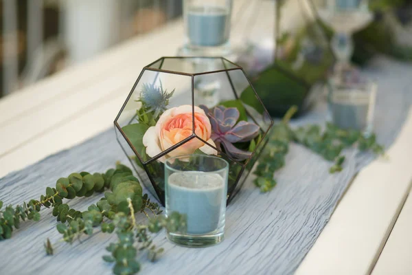 Florarium Met Verse Sappige Rozenbloemen Feestelijke Tafeldecoratie Evenement Verse Bloemen — Stockfoto