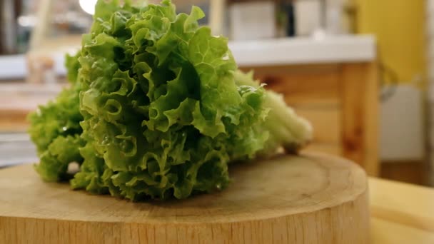 Close Green Lettuce Leaf Lay Wooden Stand Kitchen — Stock Video