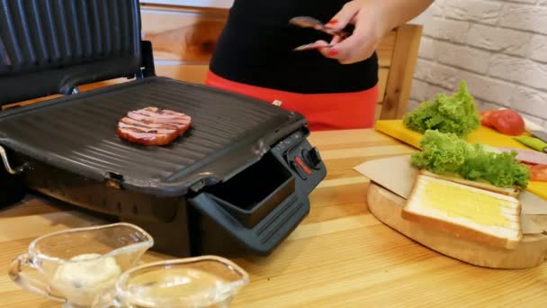 Cozinhar Uma Sandes Cozinha Vista Lateral Mão Com Pinças Pega — Vídeo de Stock