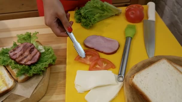 Cozinhar Uma Sandes Cozinha Uma Mão Feminina Com Pinças Pega — Vídeo de Stock