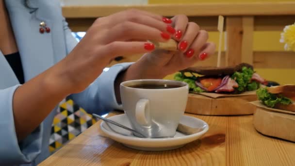 매니큐어와 여자의 클로즈업 중간에 휴식과 테이블 샌드위치 신선한 설탕을 — 비디오