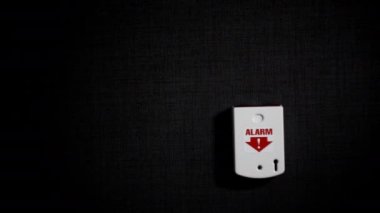 düğme üstünde belgili tanımlık gri duvar beyaz alarm ver. Bu kırmızı siren ışıkları açıyor sonra