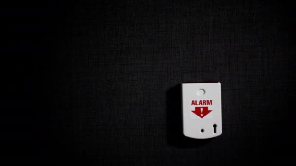 グレーの壁に白警報押しボタンを手します 赤いサイレン ライトが点灯後 — ストック動画