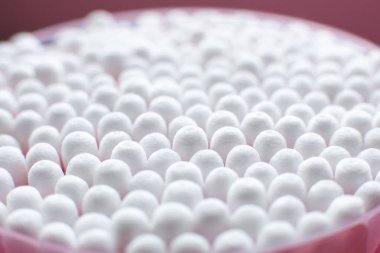 Yukarıdan, pembe arkaplandaki pamuk tomurcukları paketinde yakın plan görünümü.