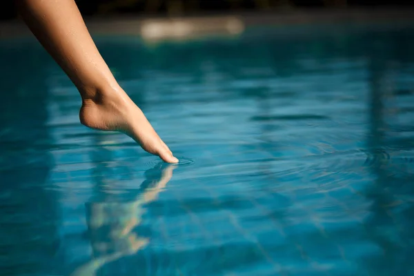 Vértes Fiatal Női Láb Megérinti Kék Víz Swimpool — Stock Fotó