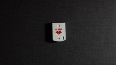 kırmızı ışık uyarı sireni turnike sonra koyu gri duvar, beyaz alarm düğmesine monte el push up kapatın
