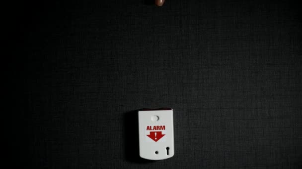 後赤い光警告サイレンをオンにする暗い灰色の壁に白いアラーム ボタン搭載手のプッシュ アップします — ストック動画
