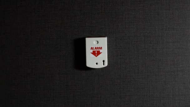 後赤い光警告サイレンをオンにする暗い灰色の壁に白いアラーム ボタン搭載手のプッシュ アップします — ストック動画