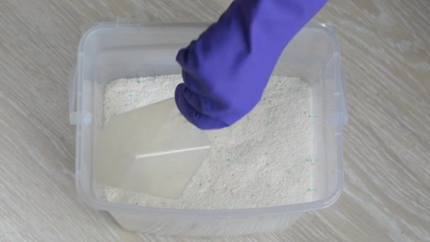 Main Dans Gant Violet Prendre Peu Poudre Détergent Boîte Aide — Video