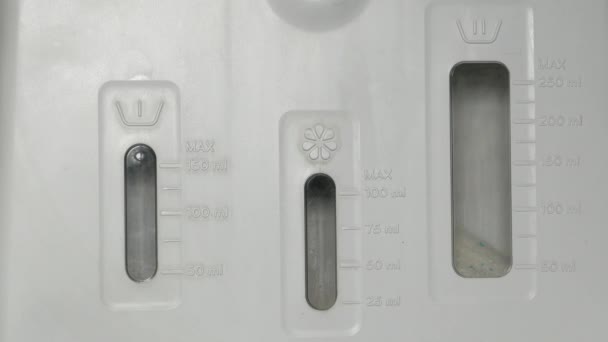 Imagens Close Carregamento Detergente Despeje Condicionador Máquina Lavar Roupa — Vídeo de Stock