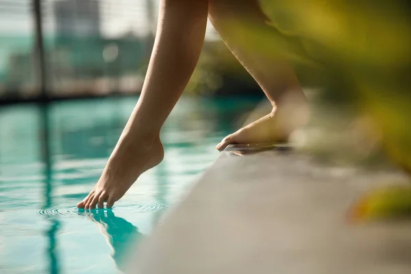 Closeup Νεαρό Θηλυκό Πόδι Αγγίζετε Μπλε Νερό Στην Πισίνα — Φωτογραφία Αρχείου