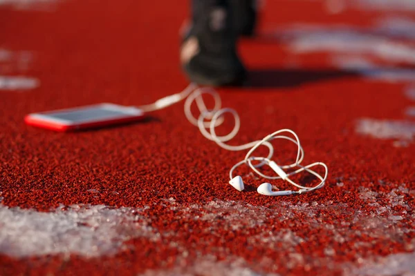 Siyah Spor Ayakkabılı Kız Atlet Kırmızı Pistte Koşmak Için Çömelmiş — Stok fotoğraf