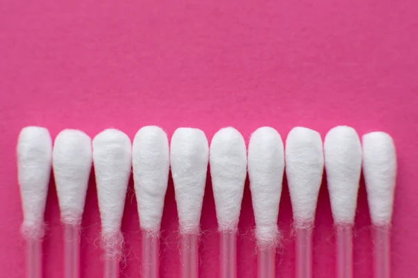 Closeup View Heads Cotton Buds Laid Horizontal Line Pink Background — Stock Photo, Image