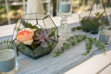 Taze sulu ve gül çiçekli Floraryum şenlik masası süslemesi. Olay taze çiçek süslemesi. Çiçekçi iş akışı. Düğün töreni tasarımı.