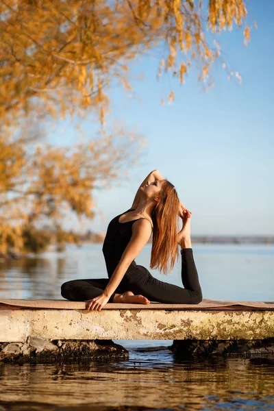 Mujer Joven Practicando Ejercicio Yoga Muelle Tranquilo Parque Otoño — Foto de Stock