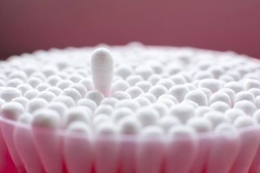 Yukarıdan, pembe arkaplandaki pamuk tomurcukları paketinde yakın plan görünümü.