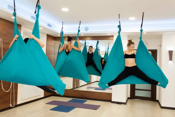 Women Doing Fly Yoga Stretching Exercises Hammock Fit Wellness Lifestyle — Stock Photo, Image